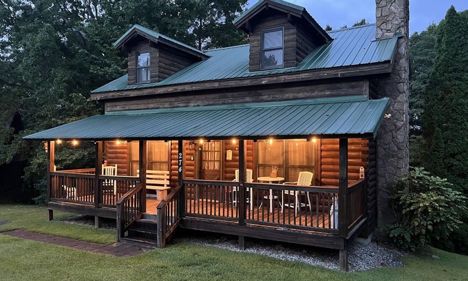 Pine Mountain Cabin | Visit Fantasy in Lights with us at Rustic Star- Fiber Wifi!