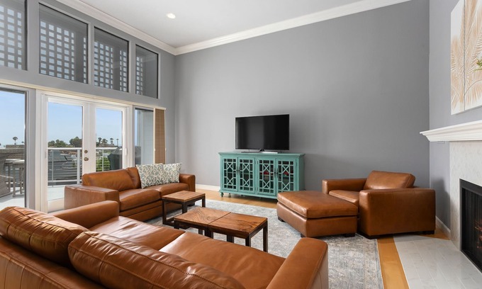 San Diego Condo | Vista Pacific- Del Mar Rental with Ocean Views, Pool, A/C & Walkable Dining