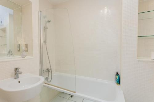 Cathedrals Apartment | Vivid Apartment in Central London