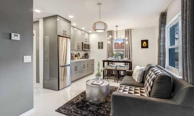 Highland Garden Apartment | Volare: Renovated Professional Design & Near Beach