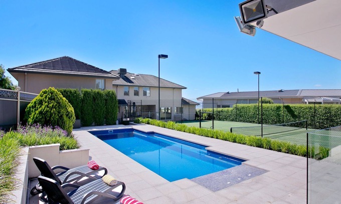 Mount Martha House | Vue de la Mer | Luxe Retreat: Tennis, Pool & Views