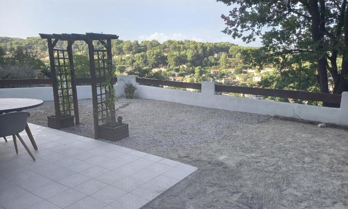 Peypin Apartment | Vue magnifique, jardin et petit cocon en provence