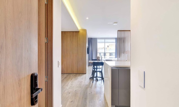 San Patricio Apartment | w* | Elegant Loft w/Balcony in Santa Bárbara