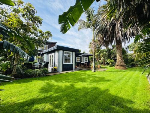 Waikanae House | Waikanae Olde Beach Palm Cottage 2 min to Beach