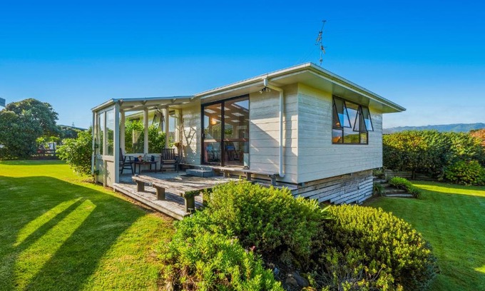 Waikanae House | Waikanae Waves - Waikanae Beach Holiday Home