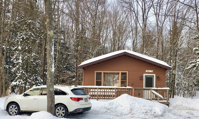 Au Train Cabin | Wake up in a winter wonderland!Snowmobile, ski, ice climb!Parking &Trail Access!