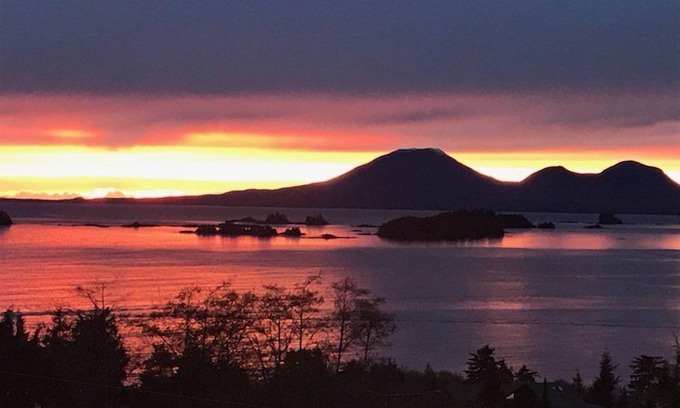 Sitka House | Wake up to a Volcano view!