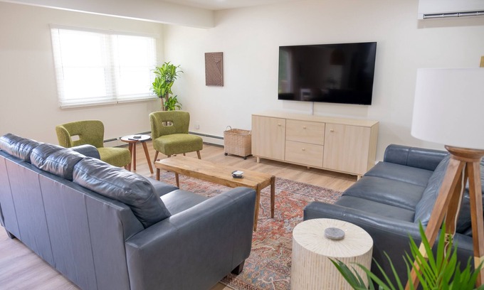 Wallkill House | Wake Up to Water Views:Secluded 1 Acre Waterfront Retreat near New Paltz & Gunks