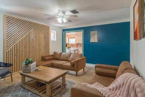 Smith's Memento House | Walk 2 Beach & Ocean Center 60' Driveway