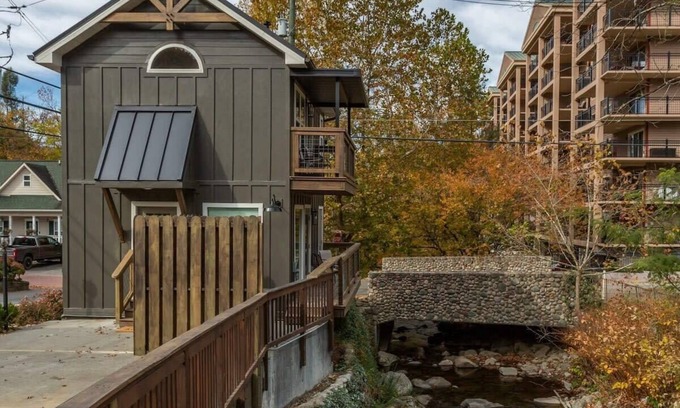 Gatlinburg Cabin | Walk 2 Downtown Gatlinburg/Waterfront/Hot Tub