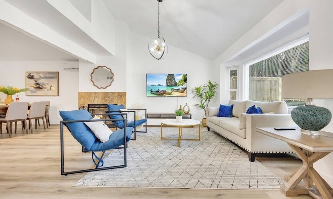 Eastside House | Walk 2 the Wave Stylish Modern Home in Long Beach.