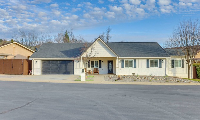 Murphys House | Walk Downtown: Remodeled Home in Murphys w/Yard!
