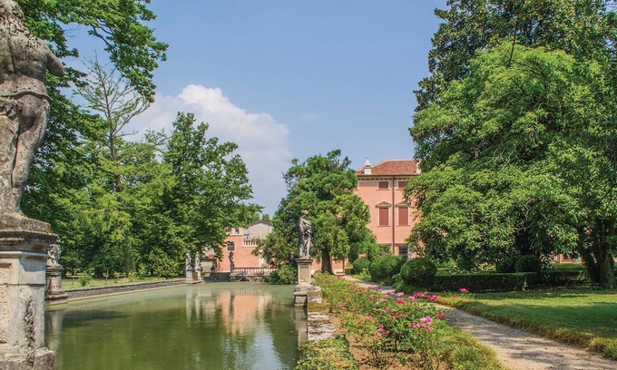 Castelgomberto Apartment | Walk in a beautiful park, along a tree-lined avenue and through an Italian garden and past a long st