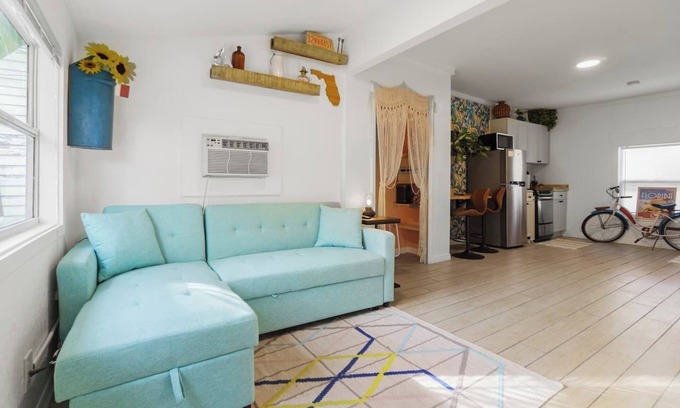Historic Uptown Apartment | Walk score 82 - bikes - kayak - 214mbps - foam bed