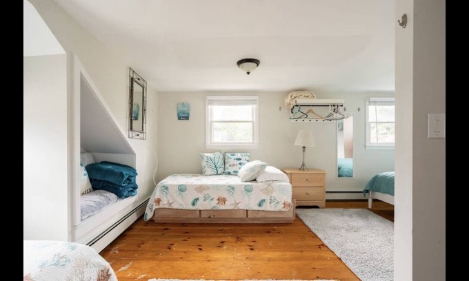 Pipes Cove House | Walk to all! Beach/shelter island ferry/LIRR/Jitney/restaurants/shopping