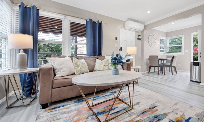 Glendale Apartment | Walk to Americana | King Bed | High Speed WiFi