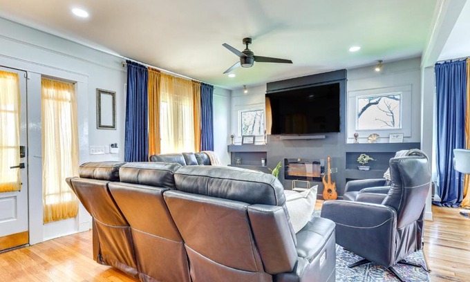 Norwood House | Walk to Amphitheater Birmingham Retreat with Games