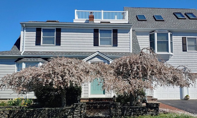 Newport East House | Walk to beach, Huge deck off spacious new kitchen, roof-deck, king master