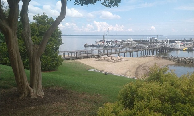 Kingsmill Apartment | Walk to beach, large room on wooded lake, "Kingsmill on the James"