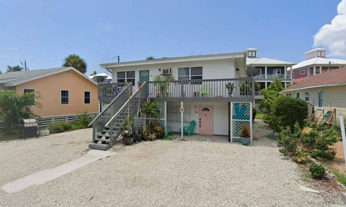 Fort Myers Beach Condo | Walk To Beach, North End Restaurants, Night Life Steps Away!