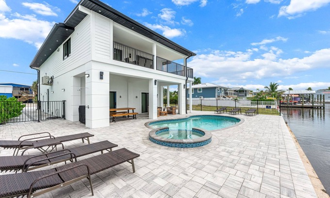 Fort Myers Beach Condo | Walk To Beach, North End Restaurants, Night Life Steps Away!
