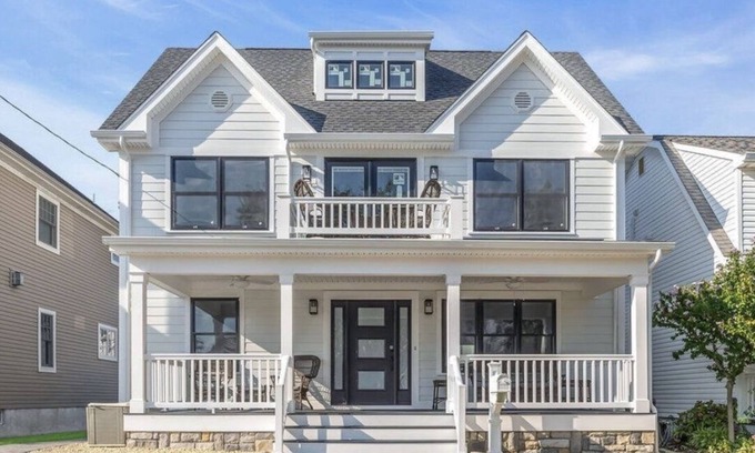 Wall House | Walk to Belmar Beach, Sleeps the whole family