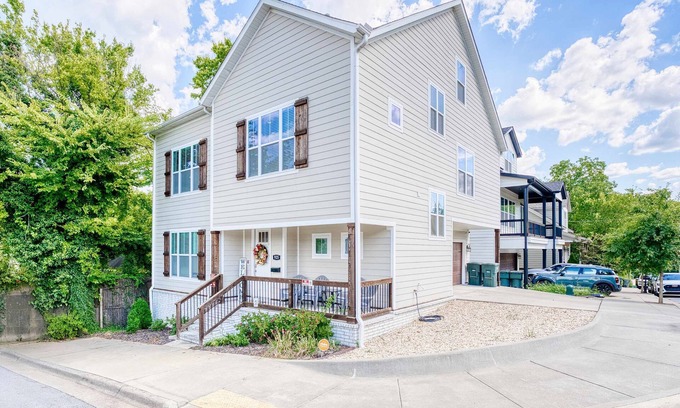 Fayetteville House | Walk-to-Campus 6BR Retreat - Steps to Razorback Stadium & UA