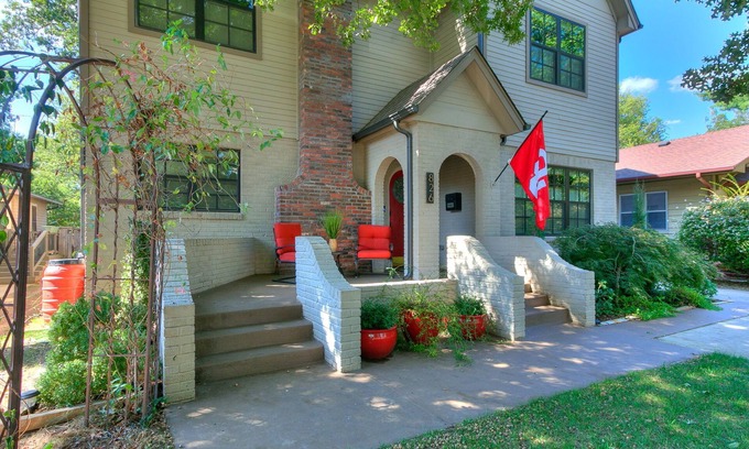 Norman House | Walk to campus! nLuxurious 5-bedroom house with pool, hot tub & game room!