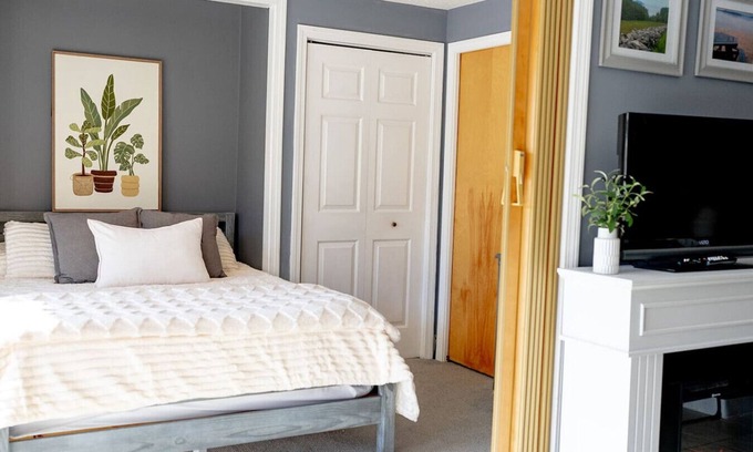 Gilford Condo | Walk to Concerts | Beach | Pool | Ski