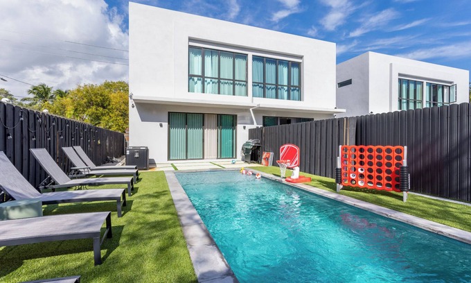 Buena Vista House | Walk to Design District Hotspots, Two Villas & Private Pools, Paris/Havana Art