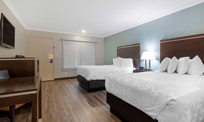 Anaheim Resort Hotel | Walk to Disneyland! Relax in a Comfortable Room w/Parking