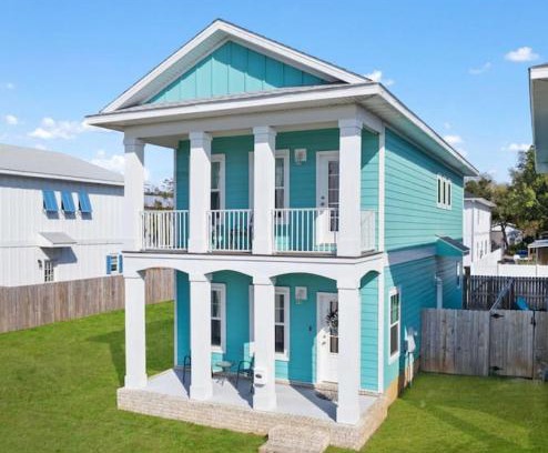 Downtown House | Walk to downtown seafood market Bay views