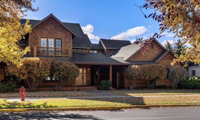 Sisters House | Walk to Downtown with Pool, Hot Tub + more access
