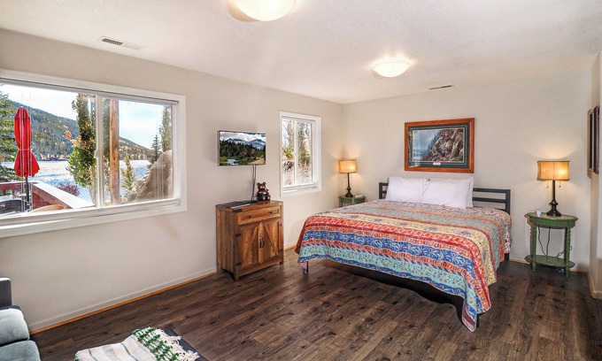 Grand Lake Apartment | Walk to everything! Cozy Pet-Friendly Studio in the Heart of Grand Lake