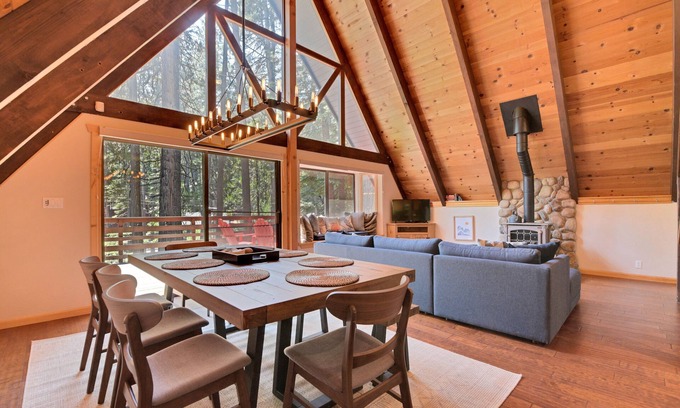 Arnold Cabin | WALK TO FLY-IN LAKE + ACCESS TO SNOWFLAKE LODGE