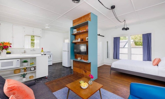 Hyde Park Apartment | Walk to Food, Fast Wifi - Pastel Studio - Portoro
