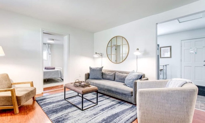 Franklin House | Walk to Franklin Square, Spotless and Welcoming