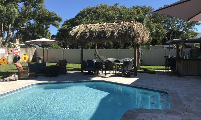 Largo House | WALK TO INDIAN ROCKS BEACH FOR GORGEOUS SUNSETS!