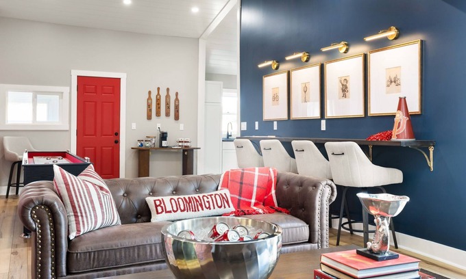 Bloomington House | Walk to IU stadiums! Hot tub, shuffleboard, bar, and luxe game-day vibes at The Clubhouse.