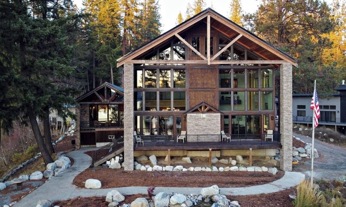 Hayden House | Walk to Lake, Boat Slip, Kayak, Event-Ready & More