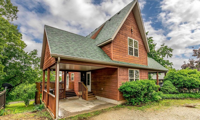 Lampe Cabin | Walk to Lake: Lampe Cabin w/Fireplace & Deck!