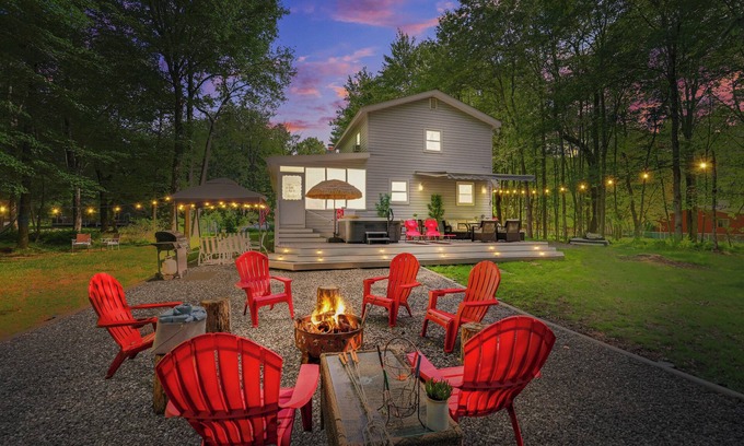 Pocono Lake Ski Chalet | Walk to Lake & Pool! Hot Tub, Air Hockey, Pool Table, Boat Rental, BBQ, Fire Pit