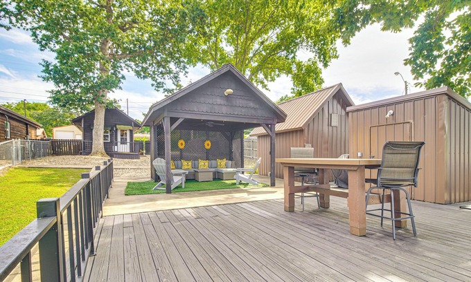 Grove Cabin | Walk to Launch: Lakefront Cabin w/Deck in Grove!