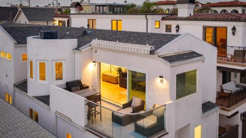 The Strand House | Walk to Manhattan Beach Pier Ocean Views Balcony Peloton Casa Del Mar by AvantStay