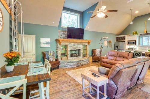 Smithville House | Walk to Marina Center Hill Lake Home with Hot Tub