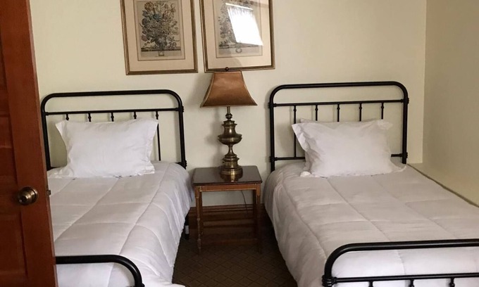 Pacific Grove Hotel | WALK TO OCEAN, KING WITH TWO TWINS