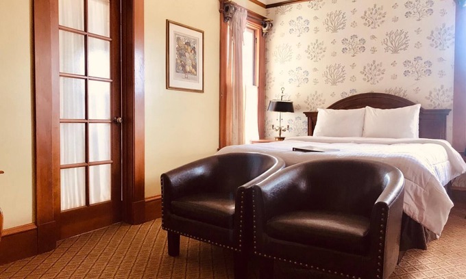 Pacific Grove Hotel | WALK TO OCEAN- QUEEN BED WITH BONUS TWIN BED