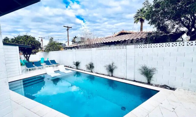 Peaceful Valley House | Walk to Old Town - Heated Pool + Golf + Games