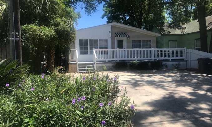 Downtown House | Walk to Palafox Restaurants, Markets and Events!