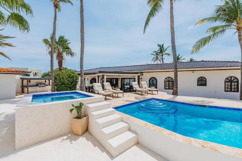 Opal Villa | Walk to Palm Beach! 5Bed Hottub with Pool 10people
